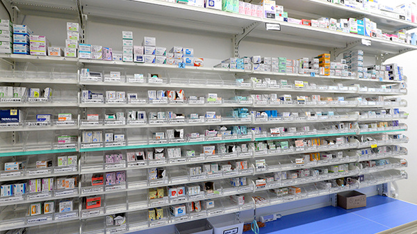 スギ薬局 八千代東店の薬棚