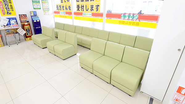 スギ薬局 垂水駅前店の待合スペース