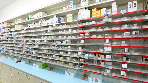 スギ薬局 垂水駅前店の薬棚