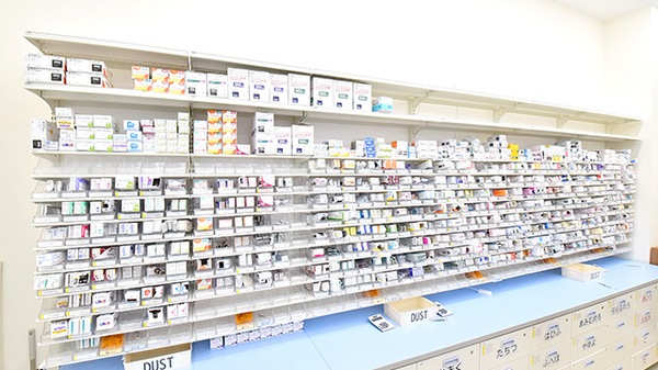 ウォンツ宇品西薬局の薬棚