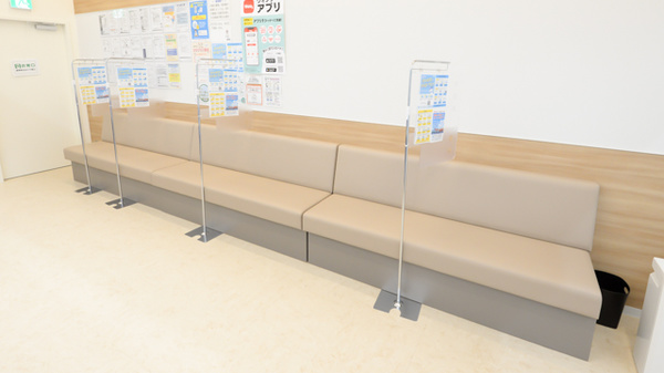 ウォンツ西条御条薬局の待合スペース