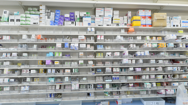 ウォンツ西条御条薬局の薬棚