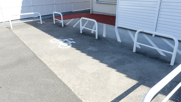 ウォンツ西条御条薬局の駐輪場