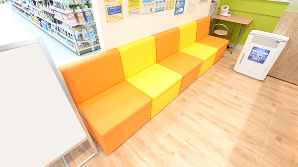 調剤薬局ツルハドラッグ余目店の待合スペース