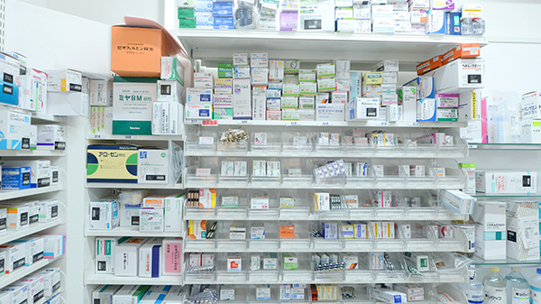 調剤薬局ツルハドラッグ成沢店の薬棚