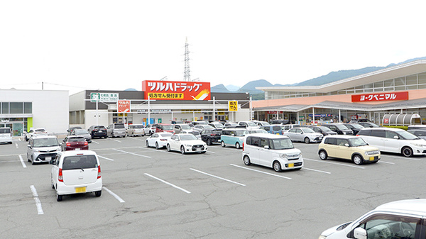 調剤薬局ツルハドラッグ成沢店の駐車場