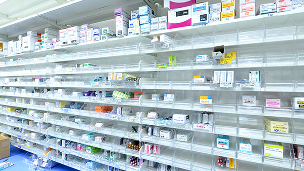 調剤薬局ツルハドラッグ秋田手形店の薬棚