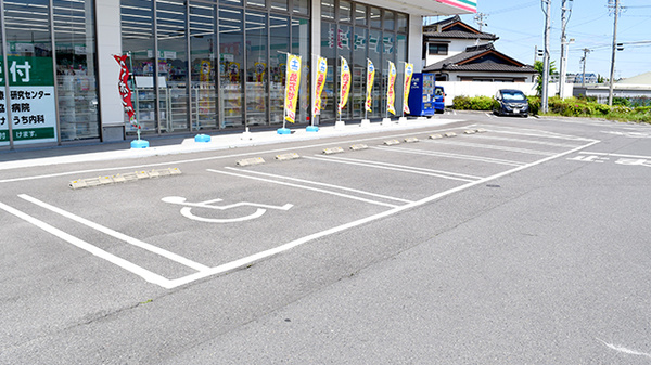 セイムス東海加木屋薬局の駐車場
