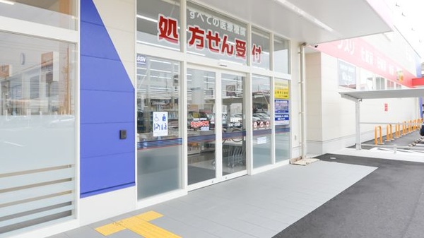 ウェルネス薬局米原店の入口