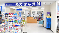 アカカベ薬局　今里店の入口