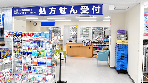 アカカベ薬局　今里店の入口