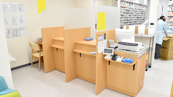 アカカベ薬局　今里店の受付/カウンター