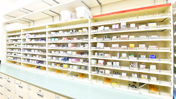 ウォンツ西観音薬局の薬棚