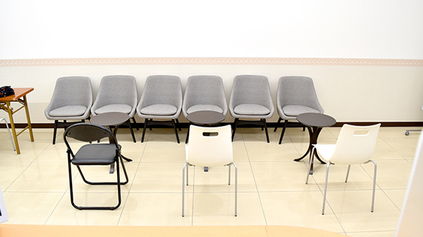 ユタカ薬局　膳所の待合スペース