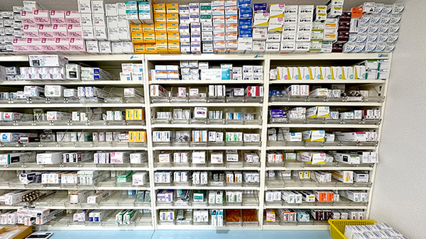 中川薬局足立江北店の薬棚