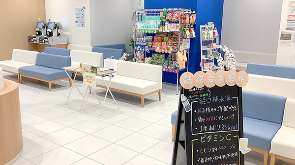 横浜フロント薬局の待合スペース