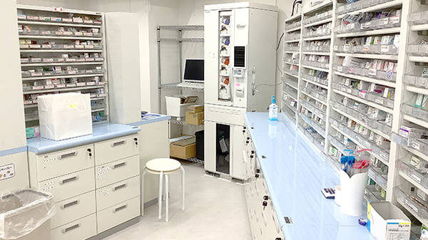 横浜フロント薬局の調剤室