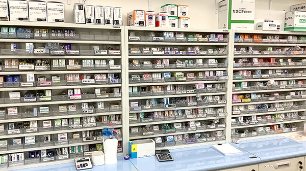 横浜フロント薬局の薬棚