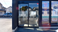薬局トモズ酒折店の入口