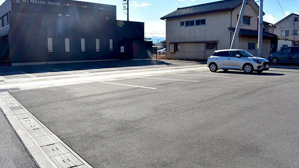 薬局トモズ酒折店の駐車場