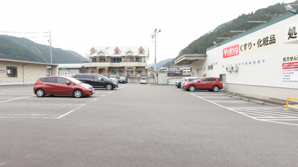 V・drug　郡上市民病院前薬局の駐車場