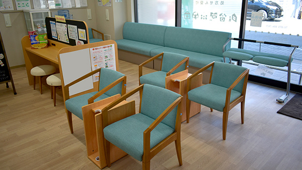 そうごう薬局 御薗橋店の待合スペース