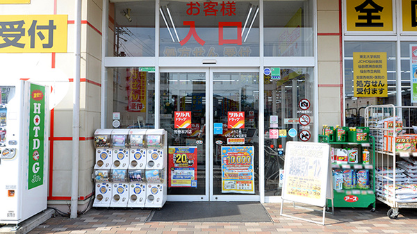 調剤薬局ツルハドラッグ荒巻本沢店の入口