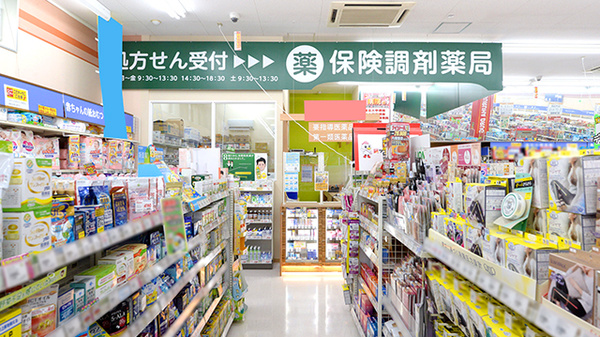 調剤薬局ツルハドラッグ荒巻本沢店の入口