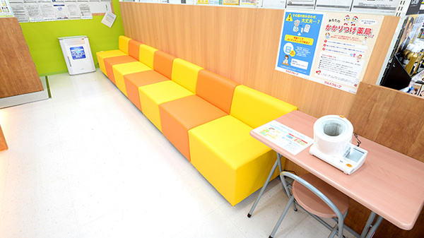 調剤薬局ツルハドラッグ荒巻本沢店の待合スペース