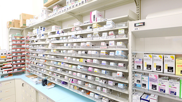調剤薬局ツルハドラッグ荒巻本沢店の薬棚