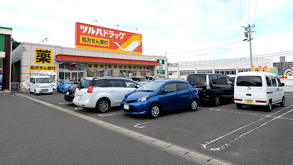 調剤薬局ツルハドラッグ荒巻本沢店の駐車場