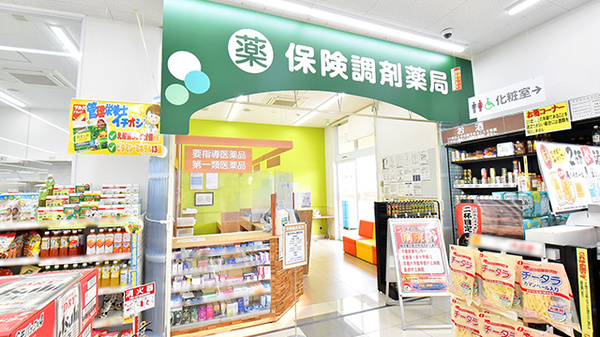 調剤薬局ツルハドラッグ伏見舞台店の入口