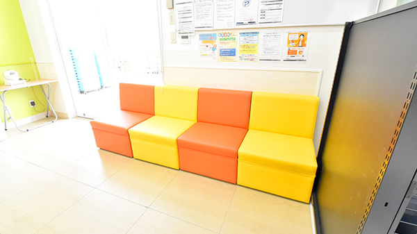 調剤薬局ツルハドラッグ伏見舞台店の待合スペース