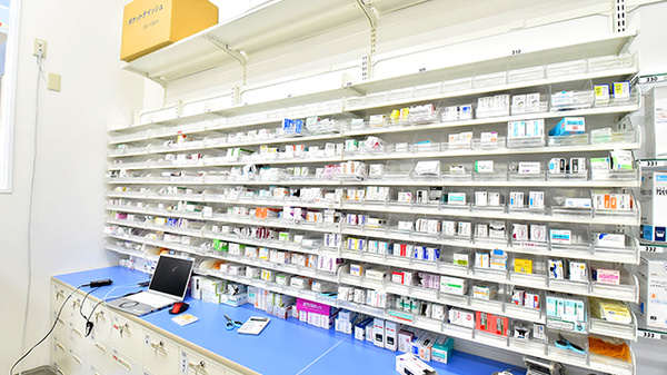 調剤薬局ツルハドラッグ伏見舞台店の薬棚