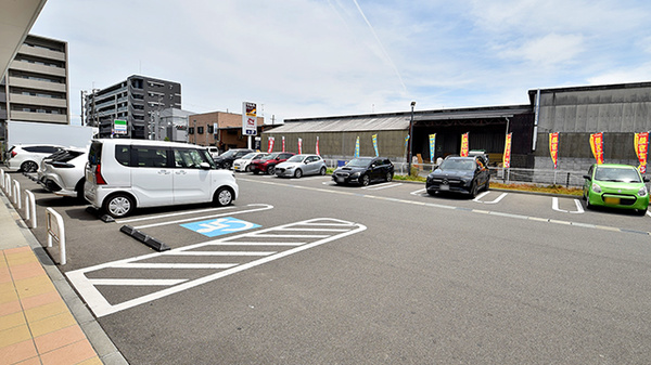 調剤薬局ツルハドラッグ伏見舞台店の駐車場