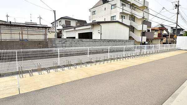 調剤薬局ツルハドラッグ伏見舞台店の駐輪場