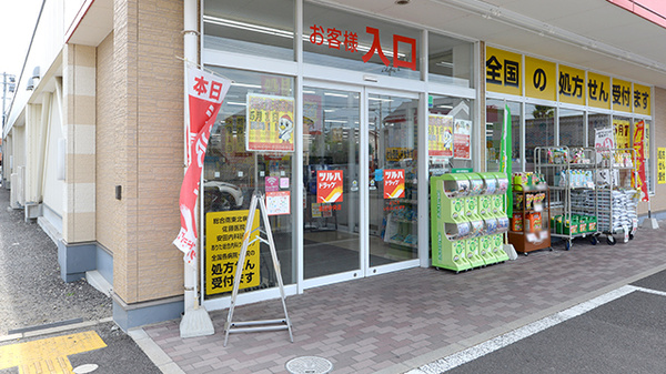 調剤薬局ツルハドラッグ岩沼中央店の入口