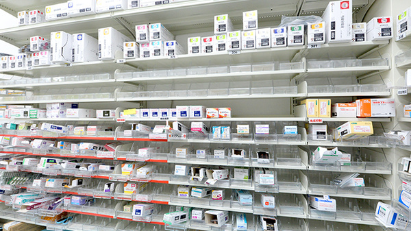 調剤薬局ツルハドラッグ岩沼中央店の薬棚