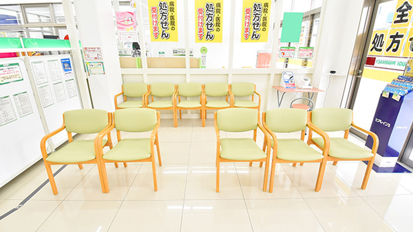 スギ薬局 伏見丹波橋店の待合スペース