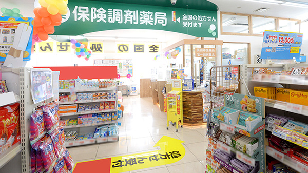 調剤薬局ツルハドラッグ永山環状通店の入口