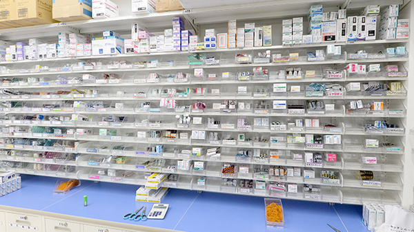 調剤薬局ツルハドラッグ永山環状通店の薬棚