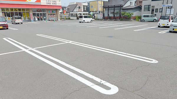 調剤薬局ツルハドラッグ永山環状通店の駐車場