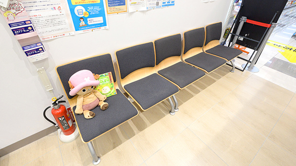 調剤薬局ツルハドラッグ富良野日の出店の待合スペース