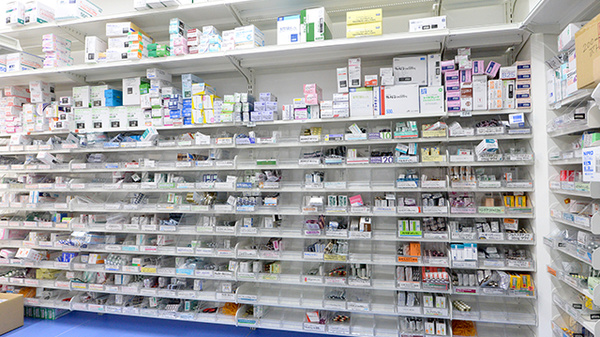 調剤薬局ツルハドラッグ富良野日の出店の薬棚