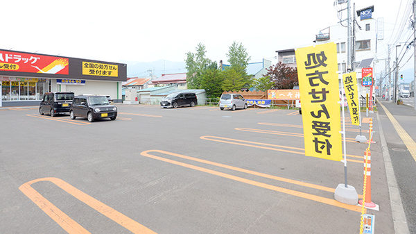 調剤薬局ツルハドラッグ富良野日の出店の駐車場