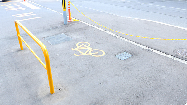 調剤薬局ツルハドラッグ富良野日の出店の駐輪場