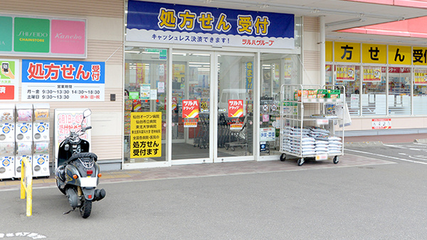調剤薬局ツルハドラッグ仙台新田店の入口