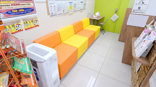 調剤薬局ツルハドラッグ仙台新田店の待合スペース