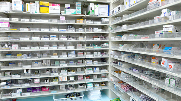 調剤薬局ツルハドラッグ仙台新田店の薬棚