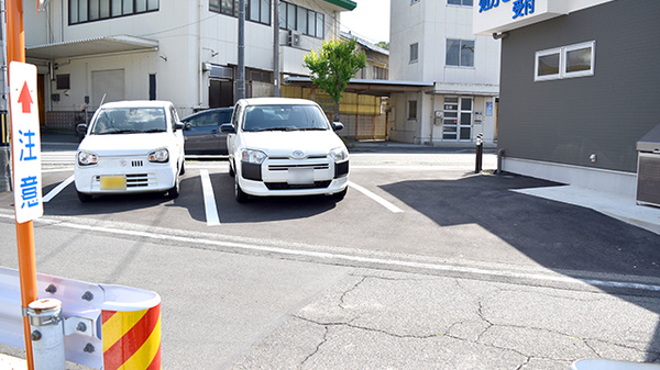 かんだ薬局の駐車場